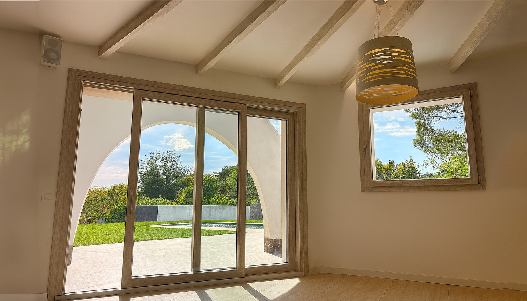 Interno di 10 paesaggi con vetrata e portico aperti verso il giardino